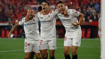 Los jugadores del Sevilla celebran la victoria y la clasificación para la final de la Europa League. En la imagen, Papu Gómez, Erik Lamela y Lucas Ocampos.