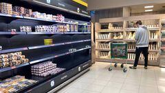 Compradores acuden a supermercados en el segundo d&iacute;a laborable del estado de alarma por el coronavirus, en Madrid (Espa&ntilde;a), a 17 de marzo de 2020.
