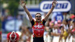 Sergue Baguet celebra su victoria en Montlu&ccedil;on en el Tour de Francia 2001.