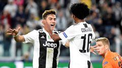 Paulo Dybala y Juan Cuadrado celebrando un gol con Juventus por Serie A.