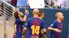 Barcelona&#039;s Brazilian forward Neymar (L) celebrates after scoring a goal during the International Champions Cup (ICC) match between Juventus FC and FC Barcelona, at the Met Life Stadium in East Rutherford, New Jersey, on July 22, 2017.  / AFP PHOTO /