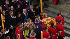 Spain's Sofia and Juan Carlos I stand with Spain's King Felipe VI and Spain's Queen Letizia as the coffin is placed near the altar at the State Funeral of Queen Elizabeth II, held at Westminster Abbey, in London on September 19, 2022. (Photo by Gareth Fuller / POOL / AFP) (Photo by GARETH FULLER/POOL/AFP via Getty Images)