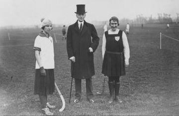 El hockey sobre hierba ya se practicaba desde 1923, como demuestra la imagen. Pero no fue hasta 1980 cuando participó en sus primeros JJOO de Moscú.