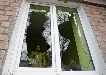 Una mujer observa los daños de su casa en la región de Donetsk.