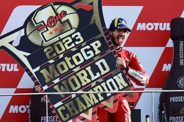 El piloto italiano de 26 años celebra en el podio su segundo Mundial de MotoGP consecutivo. 