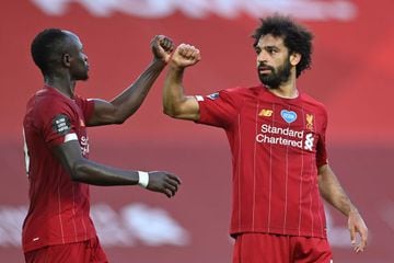 Mané y Salah celebran un gol con el Liverpool.