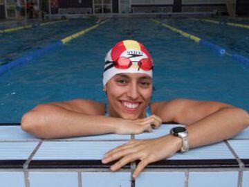 Teresa Perales nació en Zaragoza el 29 de diciembre de 1975. Perdió la movilidad desde la cintura hasta los pies a causa de una neuropatía, pero su carácter la llevó a aprender a nadar y en cuestión de un año, empezar a competir.