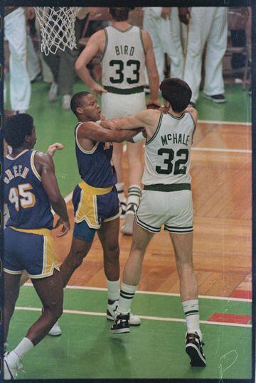 El más duro en aquellos Celtics de Larry Bird era, seguramente, Kevin McHale. Uno de los mejors ala-pívots de la historia y un jugador de maravilloso juego de pies en el poste, McHale no se amilanaba cuando había que pegarse con los Bad Boys de Detroit o sacudir todo lo posible a Michael Jordan. También era uno de los grandes expertos en trash talking (eso sí, por detrás de Bird) y dejó una de las faltas más famosas de la historia cuando enganchó en el aire a un Kurt Rambis que iba a culminar un contrataque en las Finales de 1984. Pat Riley, entrenador de los Lakers, dijo que había sido “la jugada más sucia y maliciosa de la historia”, pero McHale consiguió su propósito: los Celtics perdían 2-1 en las Finales y Bird se había quejado de la falta de actitud de su equipo en el tercer partido (137-104 para los Lakers). Esa jugada sacó de quicio a los angelinos y llevó la Final a un terreno en el que los Cetlics sí supieron moverse. Ganaron ese duelo en la prórroga y la serie por 4-3. Una de las mejores Finales de siempre.