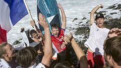 Benoit Carpentier celebra con los surfistas franceses su victoria en el Gran Canaria Pro-AM 2022.
