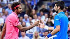 Jo-Wilfried Tsonga saluda a Novak Djokovic despu&eacute;s de que el franc&eacute;s se retirase del encuentro de cuartos de final del US Open por lesi&oacute;n.