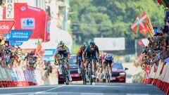 El ciclista portugués del equipo Intermarche Wanty, Rui Costa, compite con el ciclista alemán del equipo Bora, Lennard Kamna (derecha), al final de la etapa 15 de la vuelta ciclista a España de La Vuelta 2023.