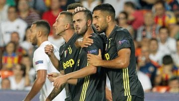 GRAF6941. VALENCIA, 19/09/2018.- El centrocampista bosnio de la Juventus Miralem Pjanic (2-d) es felicitado por sus compa&ntilde;eros tras marcar el segundo gol ante el Valencia, durante el primer partido de la fase de grupos de la Liga de Campeones dispu