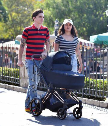 Drake Bell con una mujer que se cree que es su esposa y un bebé en Disneyland.