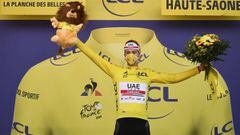 Tadej Pogacar posa con el maillot amarillo de l&iacute;der tras la vig&eacute;sima etapa del Tour de Francia, la contrarreloj con final en La Planche des Belles Filles.