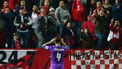 Sergio Ramos celebra uno de sus goles en aquel partido.