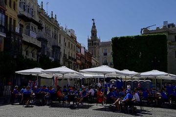 Miles de aficionados del Eintracht y del Rangers FC esperan la hora del partido disfrutando de la ciudad de Sevilla.