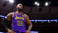 CHICAGO, ILLINOIS - DECEMBER 20: LeBron James #23 of the Los Angeles Lakers looks on against the Chicago Bulls during the first half at the United Center on December 20, 2023 in Chicago, Illinois. NOTE TO USER: User expressly acknowledges and agrees that, by downloading and or using this photograph, User is consenting to the terms and conditions of the Getty Images License Agreement.   Michael Reaves/Getty Images/AFP (Photo by Michael Reaves / GETTY IMAGES NORTH AMERICA / Getty Images via AFP)