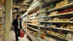 Un cliente observa las estanter&iacute;as de un supermercado en Par&iacute;s, Francia. EFE/Horacio Villalobos/Archivo