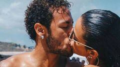 Neymar y Bruna Marquezine bes&aacute;ndose en la playa.