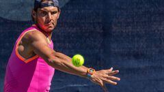 El tenista espa&ntilde;ol Rafael Nadal entrena  en las pistas de hierba natural del Country Club de Santa Ponsa, sede del torneo femenino Mallorca Open, como preparaci&oacute;n para competir en Wimbledon.