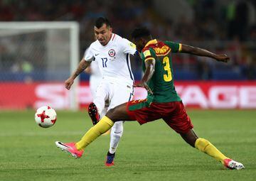 MOSCOW, RUSSIA - JUNE 18: Andre Zambo of Cameroon attempts to block a pass from Gary Medel of Chile during the  FIFA Confederations Cup Russia 2017 Group B match between Cameroon and Chile at Spartak Stadium on June 18, 2017 in Moscow, Russia.  (Photo by Buda Mendes/Getty Images)