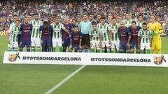 Los jugadores de Betis y Barcelona en una foto conjunta de homenaje a las v&iacute;ctimas de los atentados de Barcelona y Cambrils. 
