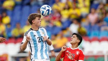 Nicolas Paz (L) of Argentina vies for the ball with Gilmar Paredes of Peru during the men's U-20 South American soccer macth between the national teams of Argentina and Peru at Pascual Guerrero stadium in Cali, Colombia, 25 January 2023. EFE/ Ernesto Guzman Jr.
