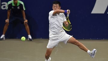 El tenista taiwanés Chun-Hsin Tseng devuelve una bola durante su partido ante Nick Chappell en el Torneo de Los Cabos.