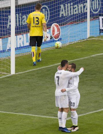 Ronaldo and Jes&eacute; celebrate Real Madrid&#039;s fifth of the afternoon