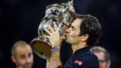 Roger Federer besa el trofeo de campe&oacute;n del Torneo de Basilea 2018 tras ganar en la final al rumano Marius Copil.