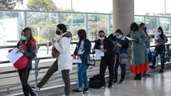 Personas colombianas haciendo fila para trámite en la pandemia.
