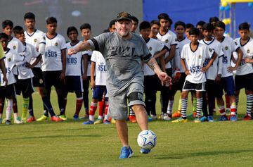 Maradona visita una escuela en la India