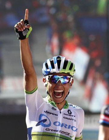 El ciclista colombiano del equipo Orica Esteban Chaves se proclama vencedor de la segunda etapa de la Vuelta Ciclista a España, con salida en Alhaurín de la Torre y llegada en Caminito del Rey, con una distancia de 158'7 kilómetros. 