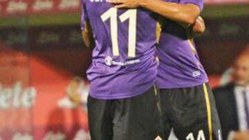 Mat&iacute;as Fern&aacute;ndez con Juan Guillermo Cuadrado el 2-0 parcial de Fiorentina sobre Inter de Mil&aacute;n.