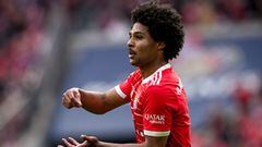 Munich (Germany), 08/05/2022.- Bayern&#039;s Serge Gnabry celebrates his team&#039;s 1-1 equalizer during the German Bundesliga soccer match between FC Bayern Muenchen and VfB Stuttgart in Munich, Germany, 08 May 2022. (Alemania) EFE/EPA/FILIP SINGER COND