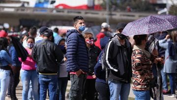 Ciudadanos colombianos hacen filas en medio de la pandemia del COVID-19