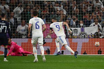 Benzema marca del penalti el gol que clasifica al Madrid.