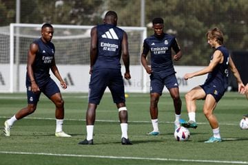 Marvel, entre Alaba, Rüdiger y Modric, en un entrenamiento del Madrid.