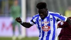 Roma&#039;s Italian forward Stephan El Shaarawy (R) vies with Pescara Ghanaian midfielder Sulley Muntari during the Italian Serie A football match between Pescara and Roma at the Adriatico Stadium in Pescara on April 24, 2017.