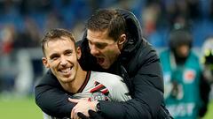 Sinsheim (Germany), 04/11/2023.- Leverkusen's head coach Xabi Alonso (R) and player Alejandro Grimaldo celebrate after winning the German Bundesliga soccer match between TSG 1899 Hoffenheim and Bayer 04 Leverkusen in Sinsheim, Germany, 04 November 2023. (Alemania) EFE/EPA/RONALD WITTEK CONDITIONS - ATTENTION: The DFL regulations prohibit any use of photographs as image sequences and/or quasi-video.
