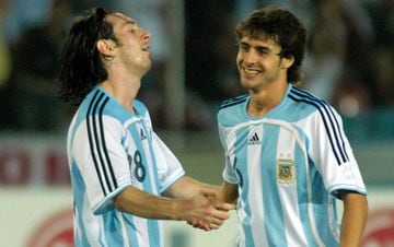 En repetidas ocasiones, Messi externó su afición por Aimar, jugador con el que compartió la camiseta de la Selección Argentina.