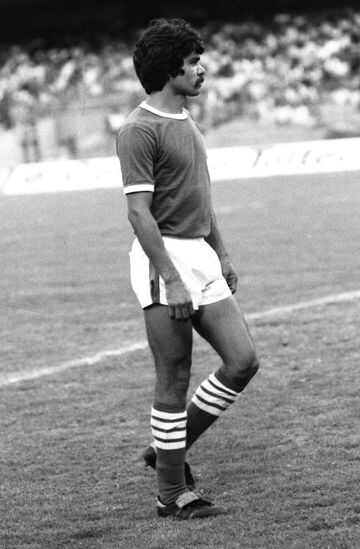 

Uno de los mejores laterales en la historia del Cruz Azul, ‘Nacho’ tuvo su primera oportunidad con el equipo en 1970 con 18 años de edad y se volvió un indiscutible en su tiempo con la ‘Máquina’. Ganó 5 Campeonatos de Liga con Cruz Azul (1971-72, 1972-73, 1973-74, 1978-79 y 1979-80) y finalmente se retiró en 1990 habiendo jugado todo su tiempo con el club de sus amores.