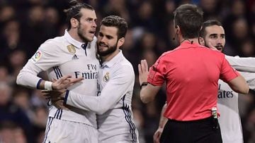 Real Madrid&#039;s Welsh forward Gareth Bale (L) argues with the referee as Real Madrid&#039;s defender Nacho Fernandez (2ndL) tries to stop him during the Spanish league football match Real Madrid CF vs UD Las Palmas at the Santiago Bernabeu stadium in M