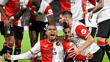 Feyenoord's Calvin Stengs (C) celebrates with temmates after scoring during the UEFA Champions League Group E football match between Feyenoord and Celtic FC at the Feyenoord Stadium in Rotterdam, on Septembre 19, 2023. (Photo by JOHN THYS / AFP)