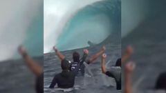 Varios surfistas levantan los brazos al ver a Matthew McGillivray surfear la mejor ola de la temporada de la World Surf League en Teahupoo (Tahit&iacute;).