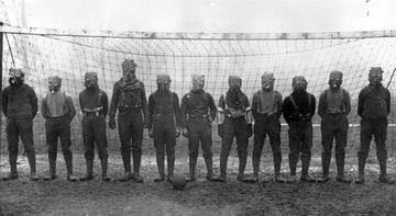 Soldados ingleses jugando un partido de fútbol con máscaras antigás en el norte de Francia en 1916.