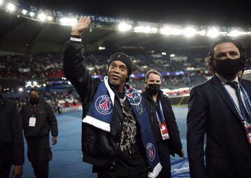 La visita del campeón del mundo con Brasil fue más que especial y al término del encuentro también destacaron algunas imágenes de Ronaldinho en algún punto de París al lado de Neymar.