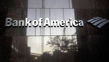 ARCHIVO: En esta foto de archivo del lunes 14 de octubre de 2019, se adjunta un logotipo del Bank of America en el exterior del edificio del Bank of America Financial Center, en Boston. 