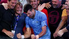 Serbia's Novak Djokovic (C) celebrates victory with his team and relatives including his mother Dijana Djokovic (centre L) and his coach Goran Ivanisevic (centre R) against Greece's Stefanos Tsitsipas during their men's singles final against on day fourteen of the Australian Open tennis tournament in Melbourne on January 29, 2023. (Photo by Martin KEEP / AFP) / -- IMAGE RESTRICTED TO EDITORIAL USE - STRICTLY NO COMMERCIAL USE --