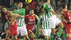 <b>LÍO EN EL ÁREA. </b>Molina y Dorado buscan el balón tras un córner en el área del Sporting. Más tarde, el delantero alcoyano lograría el dos a cero justo antes del final.
